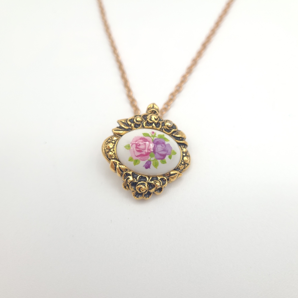 Vintage Avon Gold Floral Pendant Necklace Victorian Rose Cameo Style - Picture 9 of 12